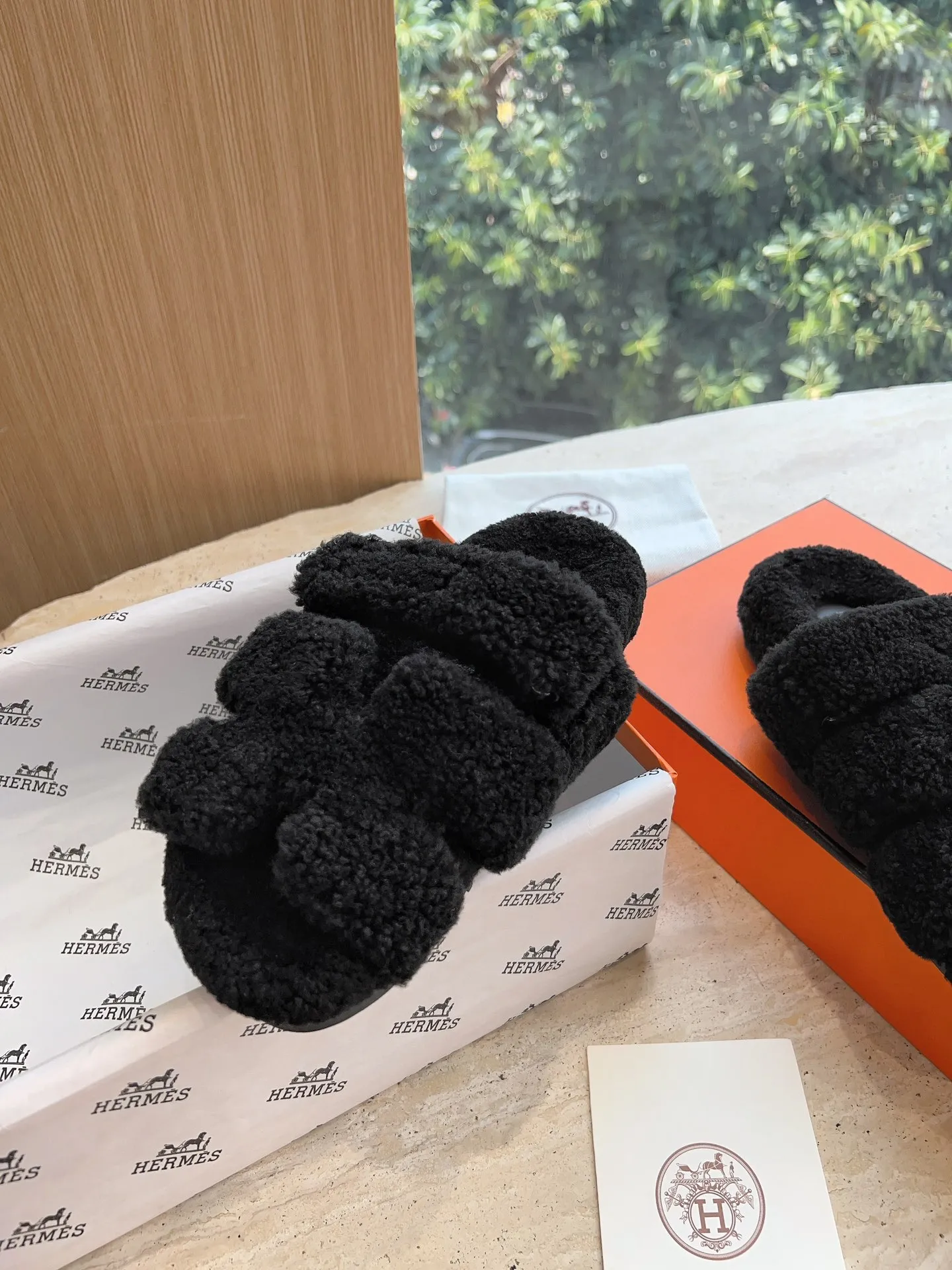 👟👟Ex-factory price 500👟👟 (Top version) Hermes Hermès Second Uncle Fur Slippers Can be made without standard: [Note: No standard needs to be customized] In 2024, the official website and Xiaohongshu will synchronize the latest color matching Hermès hot models, upgraded workmanship, high quality! Fashionable small wool H-slip autumn and winter style flat-soled wool mop. Fabric: Imported lamb's roll real wool. Lining: Imported lamb's roll real wool. Outsole: Genuine leather outsole. Size: 35-43, [Note: 41, 42, 43 customized]